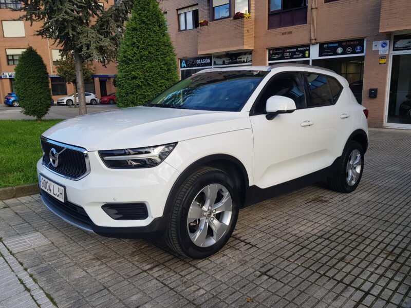 VOLVO XC40 T3 MOMENTUM