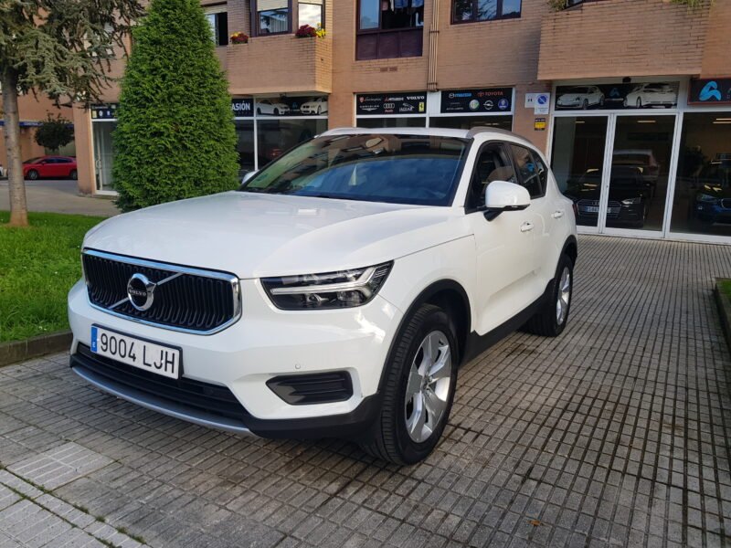 VOLVO XC40 T3 MOMENTUM