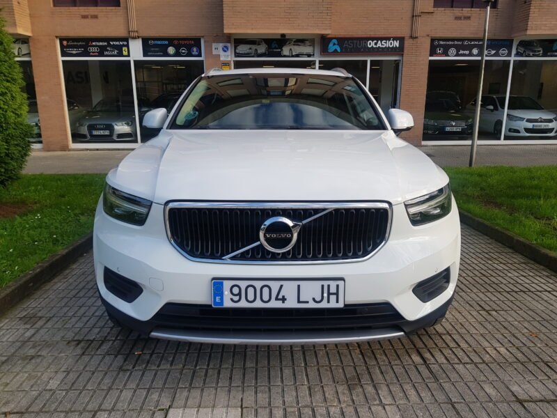 VOLVO XC40 T3 MOMENTUM
